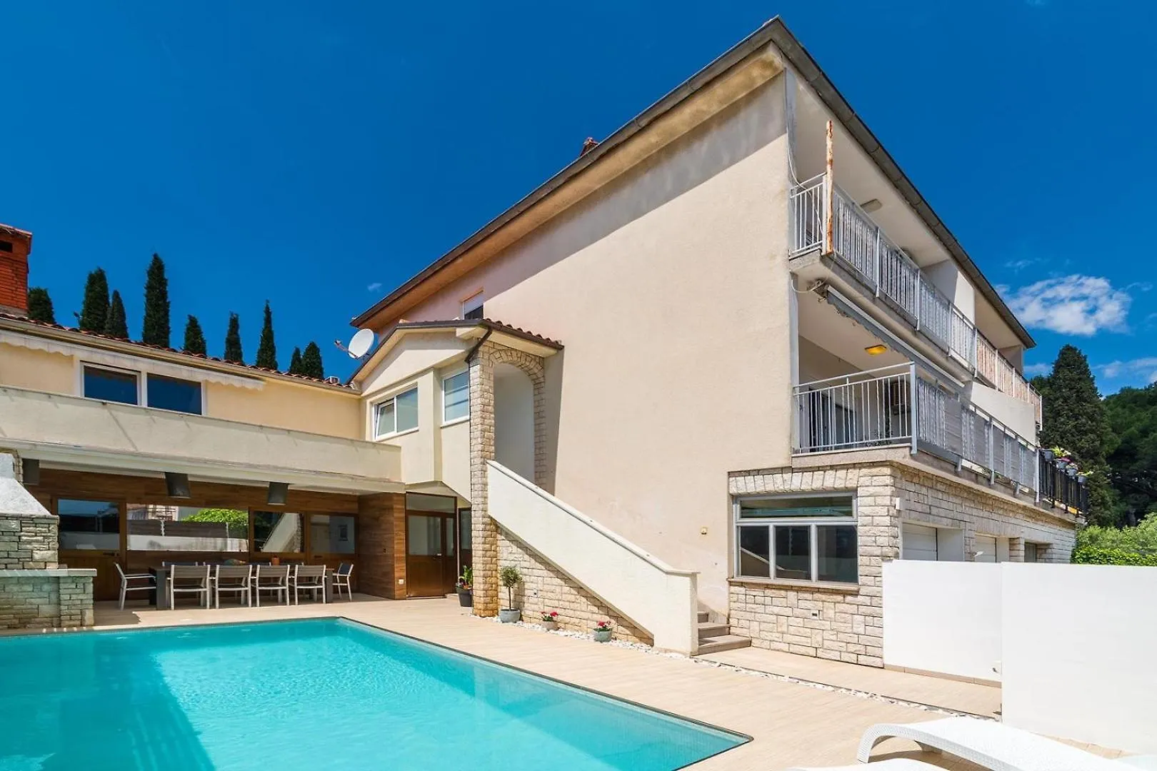 Villa Suton Πούλα 0*,